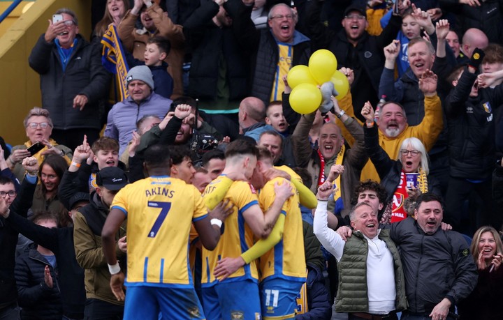 El increíble festejo parcial del Mansfield Town ante el Arsenal.
