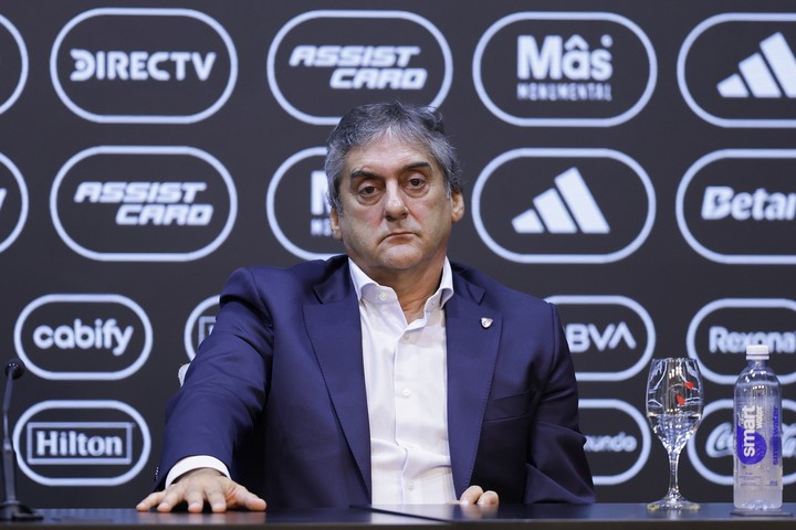 Enzo Francescoli durante la presentación de Eduardo Coudet. (EFE)