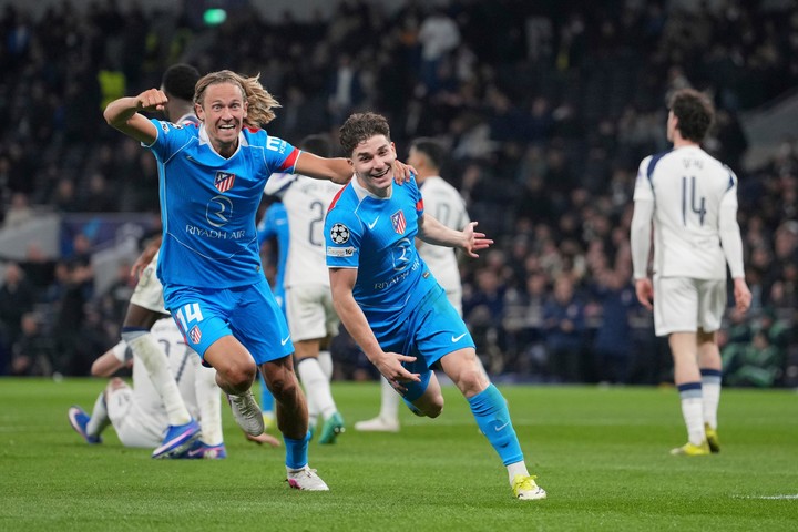 Festejo de Julian Alvarez después de un gol en octavos de la Champions. (AP Photo/Kin Cheung)