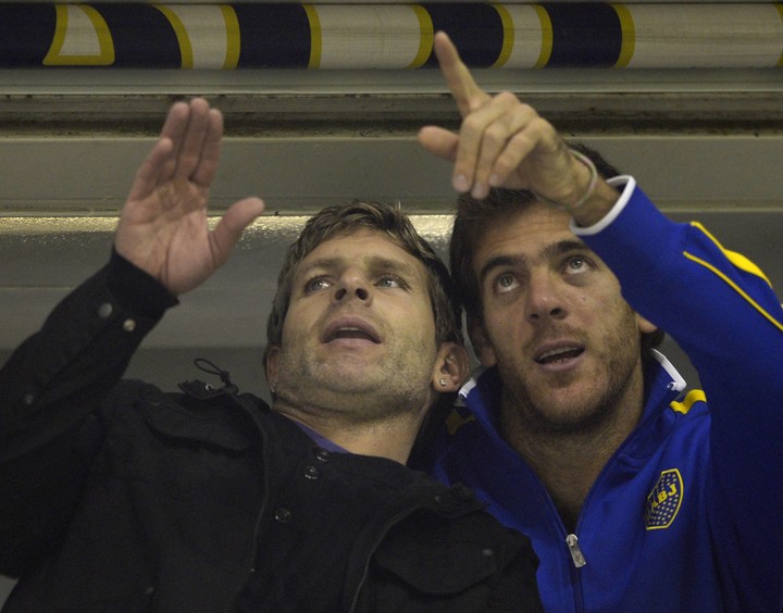 Argentina's tennis player Juan Martin Del Portro (R) and former Boca Juniors' top scorer Martin Palermo gesture during the half time of the Copa Libertadores 2012 semifinals first leg football match between Argentina's Boca Junior and Universidad de Chile at "La Bombonera" stadium in Buenos Aires, Argentina, on June 14, 2012. AFP PHOTO / Juan Mabromata
 buenos aires martin palermo juan martin del potro futbol torneo copa libertadores 2012 partido boca juniors vs universidad de chile
