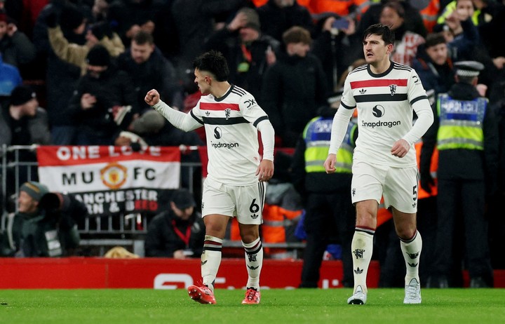 Maguire junto a Lisandro Martínez. (REUTERS)