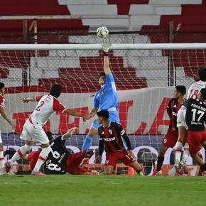 Santiago Beltrán hace olvidar la lesión de Armani: tapadón agónico y consolidación en el arco de River 