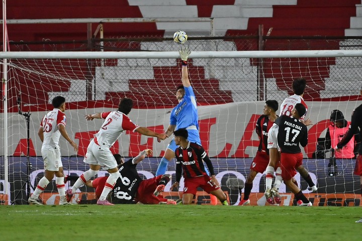 El atajadón de Beltrán en la última del partido en el Ducó. Prensa River.
