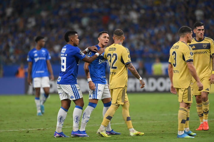 Moraes y Keny Arroyo de Cruzeiro discuten con Ayrton Costa (EFE).