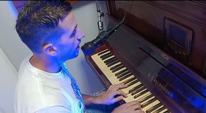 Juan Pablo Raponi, actual profe de música.