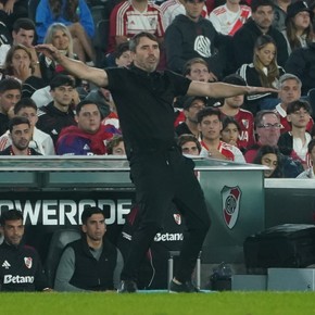 "Mi mamá me caga a pedos...": la divertida respuesta de Coudet en conferencia