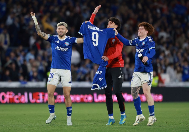 Rafael Luis, Valentin Barco y Julio Enciso celbrando el pase a semifinal con la camiseta de Joaquin Panichelli (REUTERS)