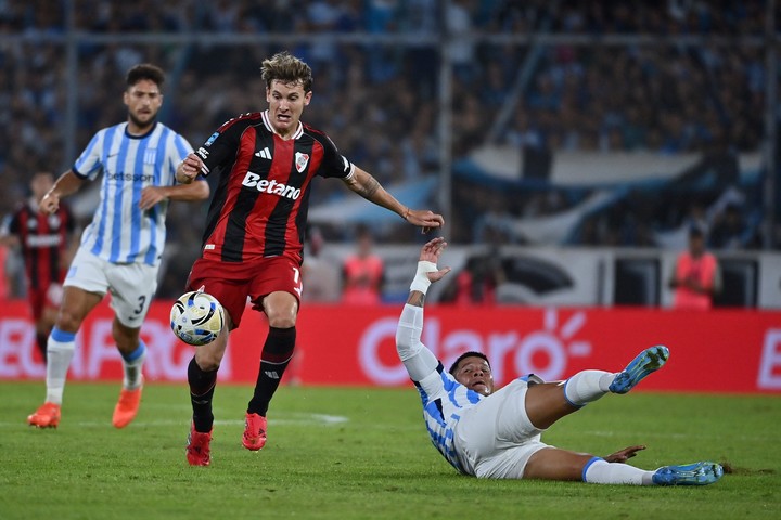 Rojo se pasó en el cruce y Colidio se fue de cara al gol. Foto:
Prensa River