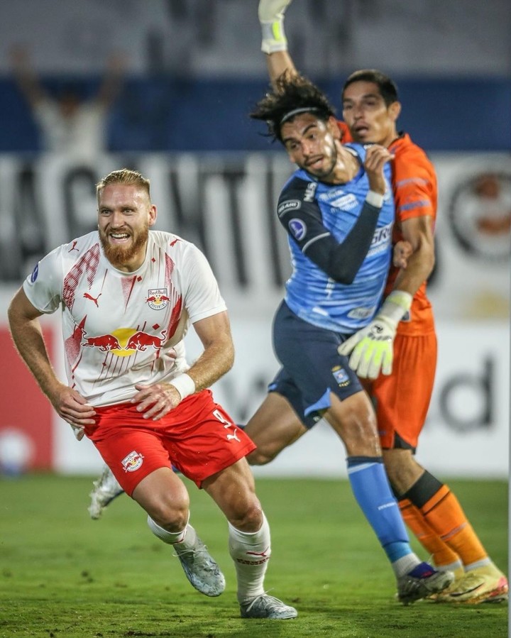 Pitta se comió un botellazo en pleno festejo (Foto: Prensa RB Bragantino).