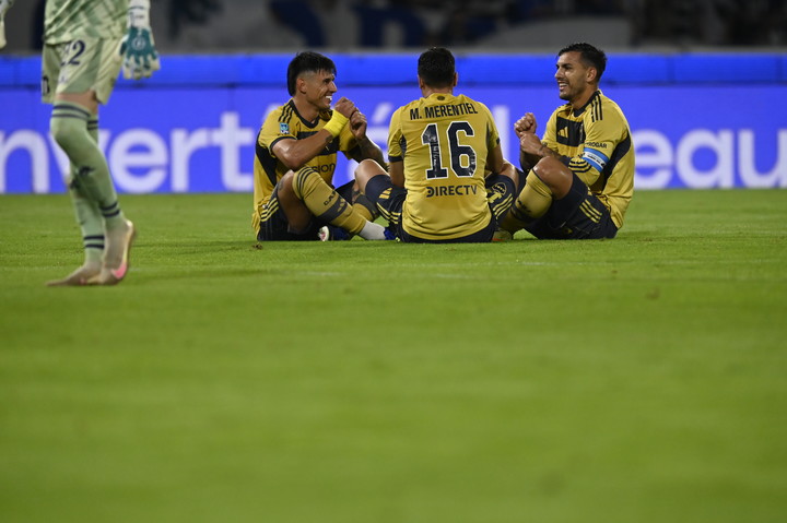 El festejo de Merentiel, Bareiro y Paredes en el 1-0. (Foto: Ariel Carreras / Olé)