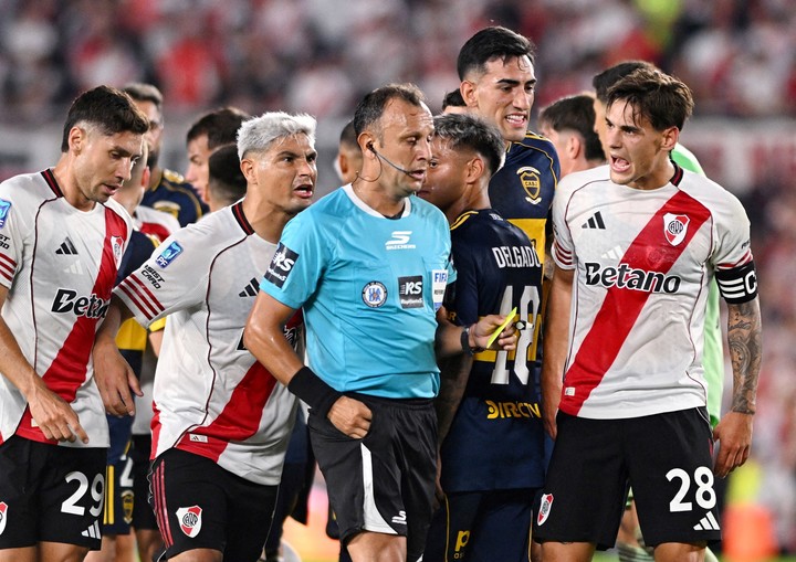 El reclamo del final de los jugadores de River a Herrera (Reuters). 