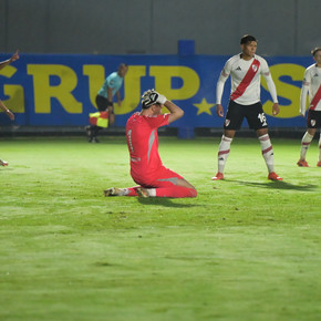 El insólito gol en contra de un juvenil de River que ya debutó en Primera
