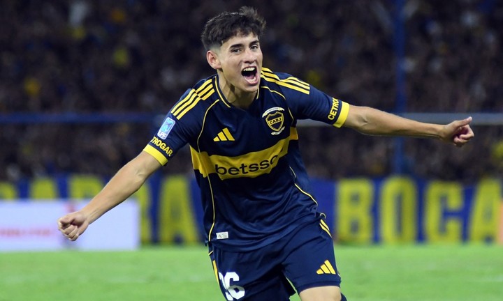 El festejo de Tomás Aranda con Paredes tras su primer gol en Boca vs Instituto. Foto Prensa Boca