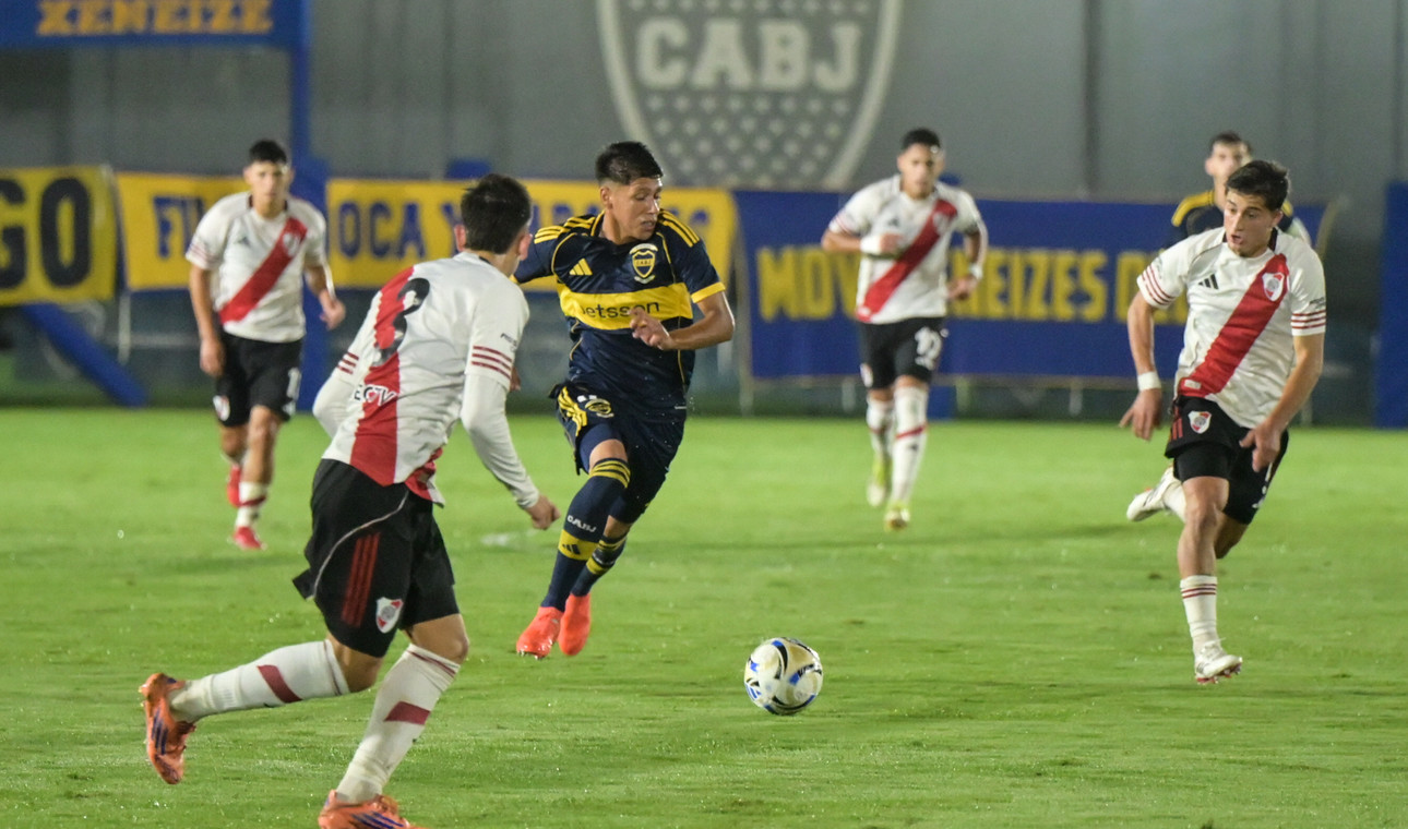 De la Cuesta, a la derecha en plena marca (Federico López Claro).