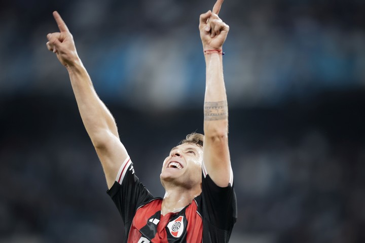 Colidio celebra el 1-0 de River mirando el cielo (Foto: FOTOBAIRES).