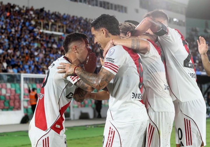 Soccer Football - Recopa Sudamericana - Group H - Blooming v River Plate - Estadio Ramon Tahuichi, Santa Cruz, Bolivia - April 8, 2026
River Plate's Sebastian Driussi celebrates scoring their first goal with teammates REUTERS/Ipa Ibanez