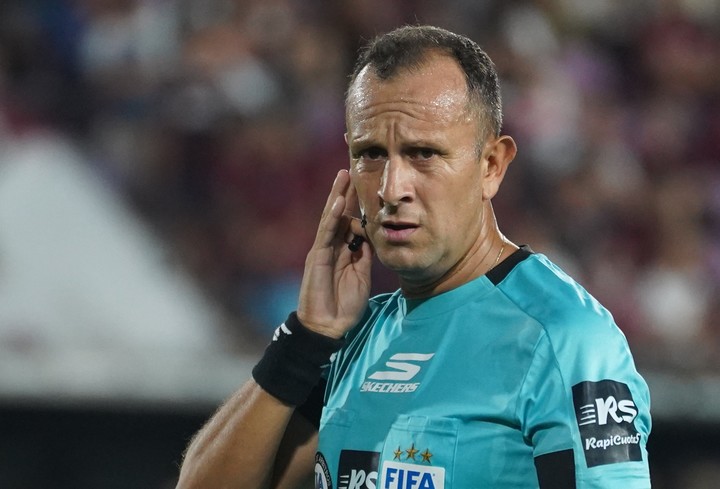Dario Herrera, el árbitro del Súper
(foto Marcelo Carroll - FTP CLARIN).