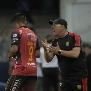 La arenga del DT de Cuenca antes del gol vs. Santos: "Háganlos correr, que en la altura se mueren"