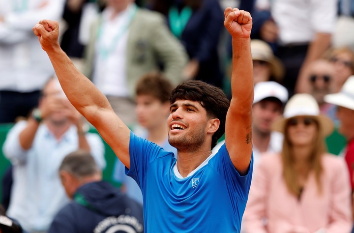 Carlos Alcaraz celebró así su pase a semis en Montecarlo, en busca de revalidar el título.
(EFE)