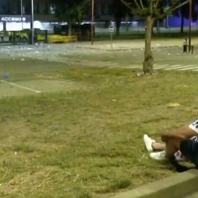 Video: un hincha de la Real Sociedad hizo 900 kilómetros para ver la final de la Copa del Rey, le donó la entrada a su hija y vivió la definición desde la calle