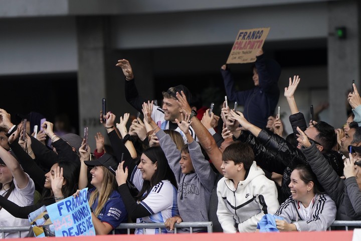 La gente saluda a Colapinto (Fernando de la Orden).