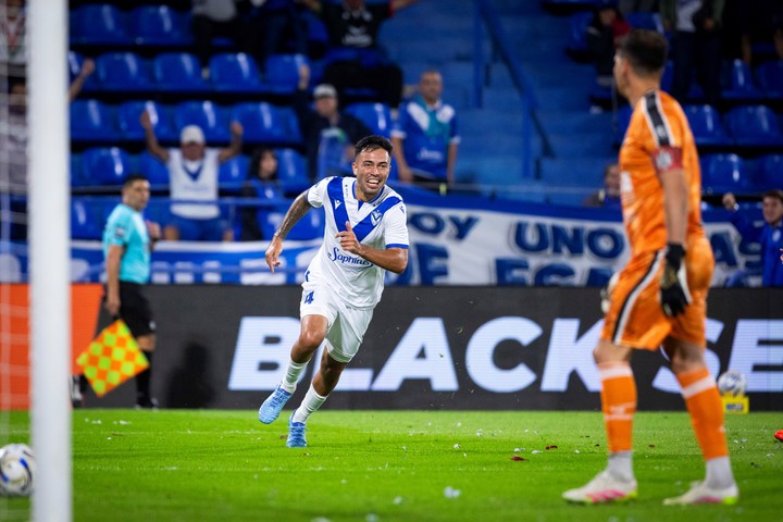 El festejo del gol de Joaquín García para Vélez ante Central Córdoba (Fotobaires).