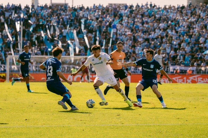 Racing en su visita a Aldosivi.