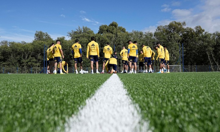 Boca y su entrenamiento en sintético en el predio.