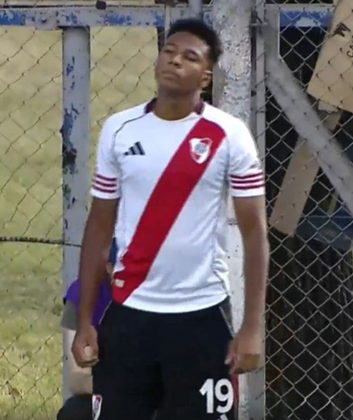 Jonathan Spiff, el delantero de River que es hijo de un inmigrante nigeriano.