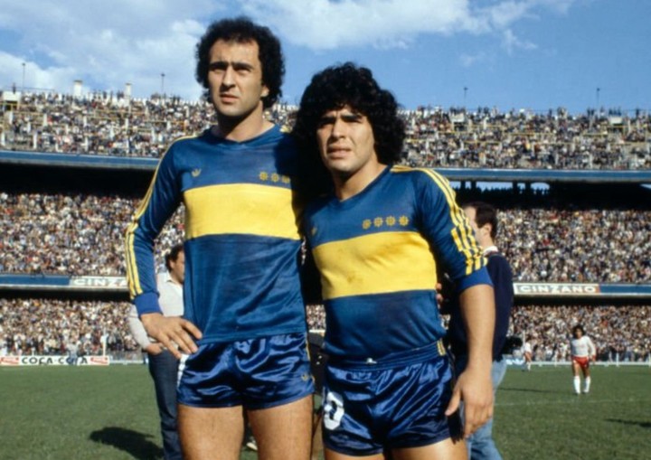 El Puma Morete (gloria de River) y Diego, en el Boca campeón de 1981.