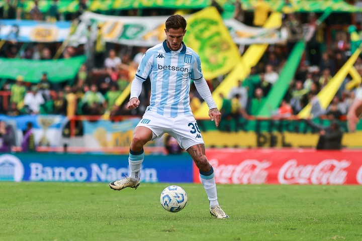 Bruno Zuculini maneja la pelota en el Minella de Mar del Plata. (Foto: Prensa Racing)