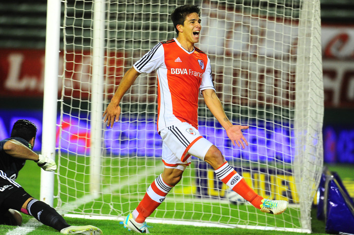 Gio, con la de River. Foto FABIAN GASTIARENA
