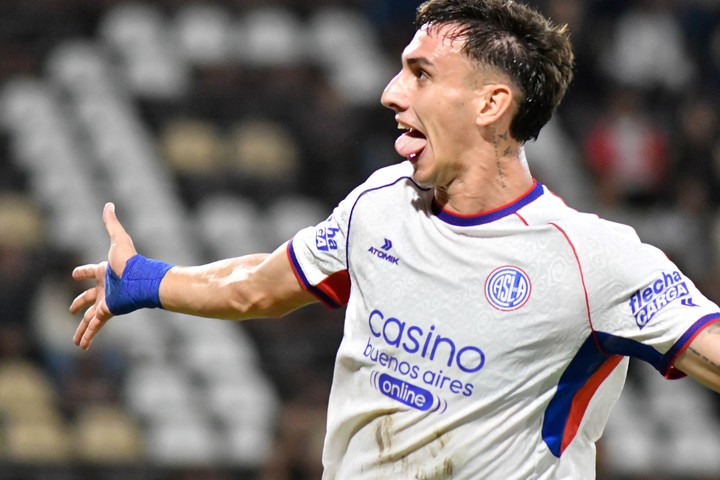 Auzmendi festeja el 1 a 0 de San Lorenzo a Platense (Fotobaires).