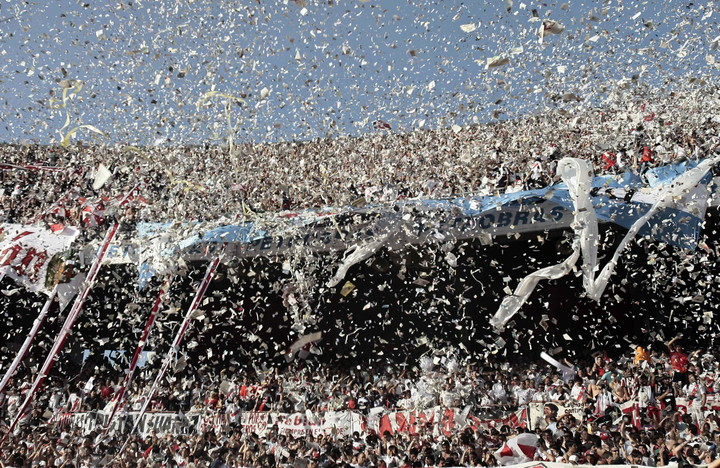 Lluvia de papelitos en el superclásico del Apertura 2009 en el Monumental. EFE.