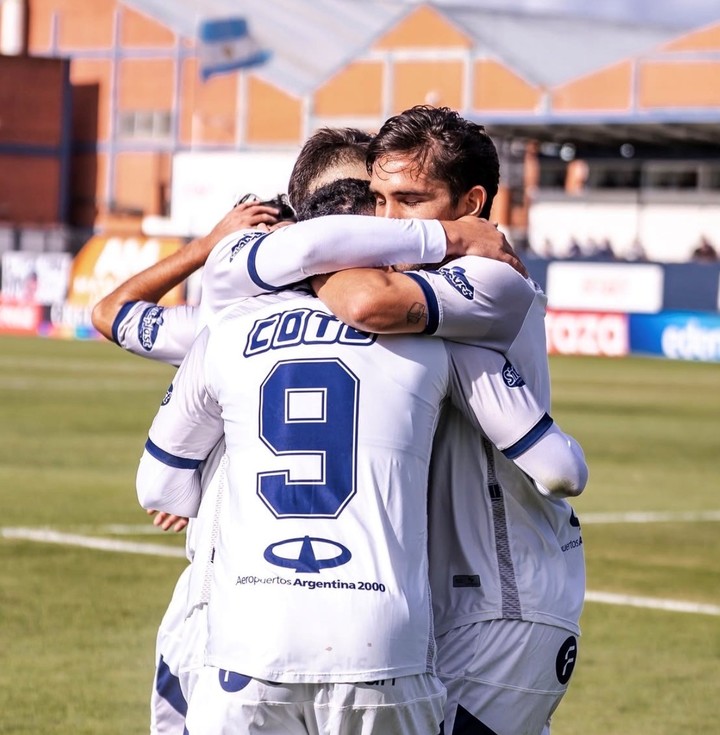 Tristan Suárez y el festejo de 30 partidos invictos de local.