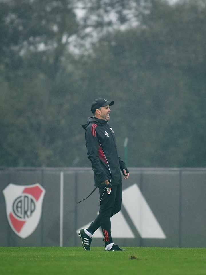 El Chacho Coudet, entrenador de River, bajo la lluvia en el Camp (Prensa River).
