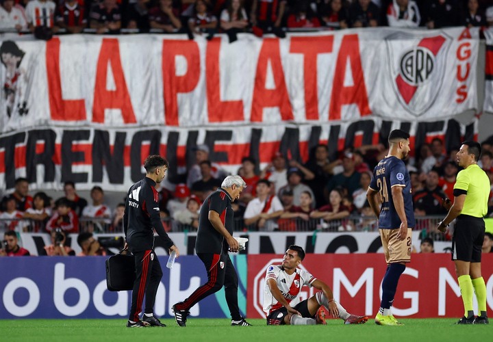 Fausto Vera se pierde el Súper por el esguince de rodilla que sufrió ante Carabobo (REUTERS/Agustin Marcarian).