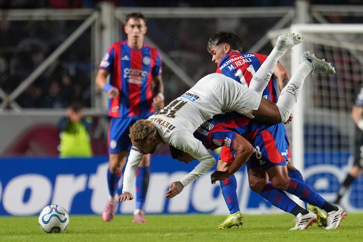 Insaurralde y Reali intentan frenar a Neymar. (Foto: AP)