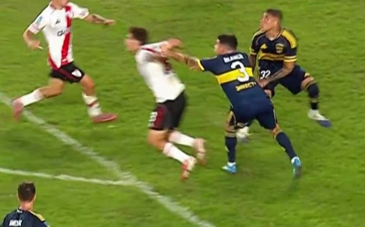 La acción de Blanco con Martínez Quarta que River reclamó como penal.