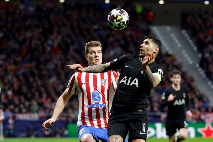 El Cuti ante el Atlético de Madrid. (Foto: EFE)