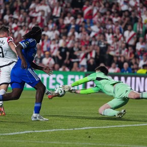 Alemao ganó de arriba y Rayo golpeó primero
