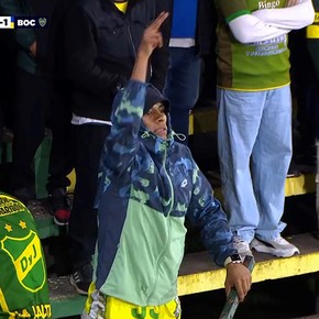 El hincha de Defensa que se metió a la cancha e hizo gestos amenazantes