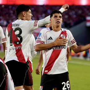 Tarde soñada para Galván: debut goleador en River, doblete y ovación del Monumental