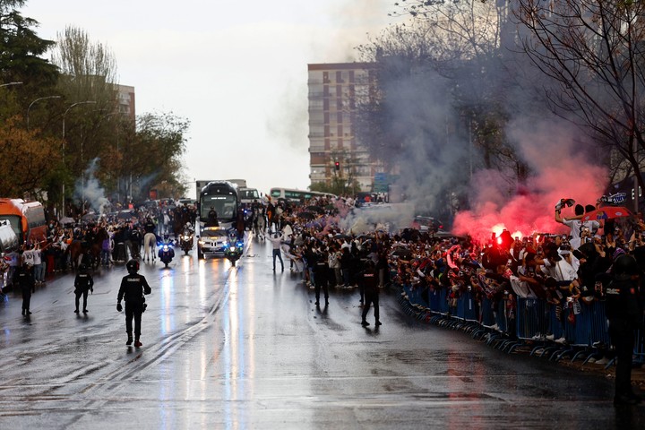 Una multitud esperó al plantel del Madrid. (EFE)