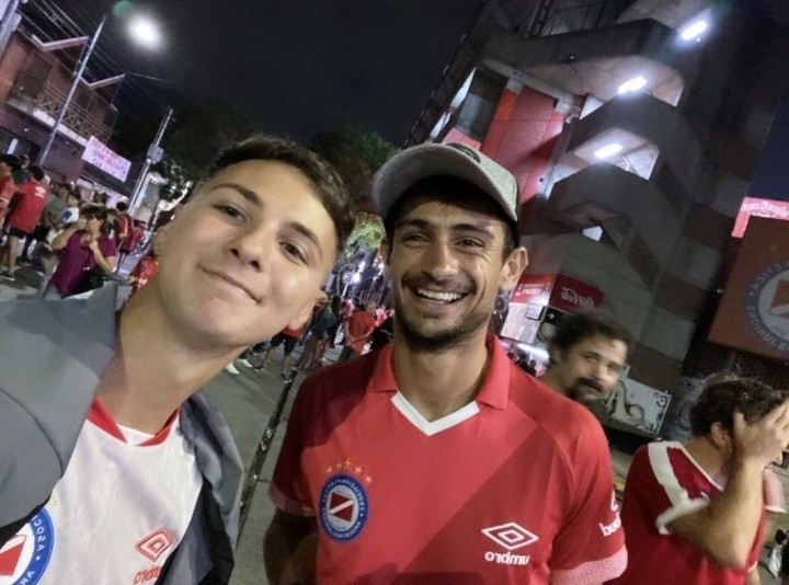 Mariano Navone en la cancha de Argentinos con un hincha. (Foto: X @TomasRodriguezC)