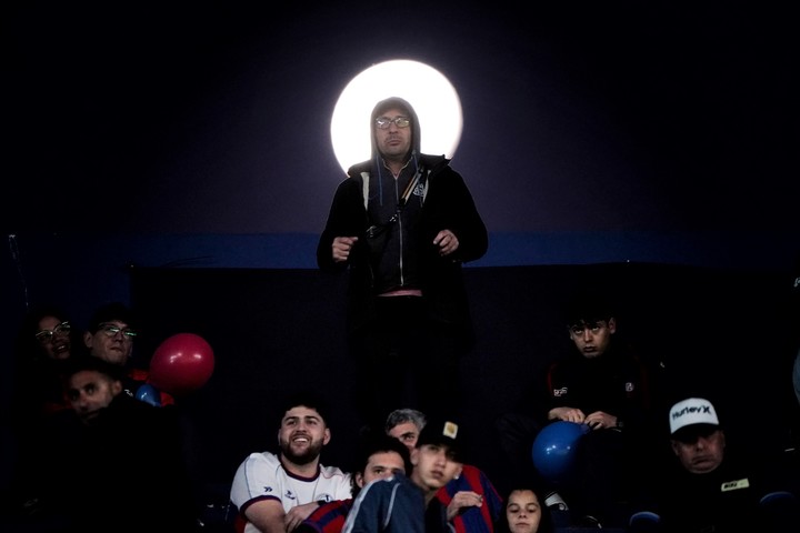 Un hincha de San Lorenzo en la tribuna, con la luna detrás (Emmanuel Fernández).