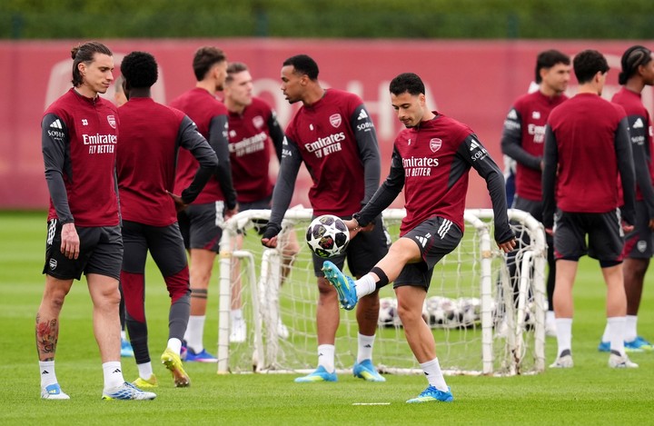 Riccardo Calafiori y Gabriel Martinelli durante el último entrenamiento en Londres (AP)
