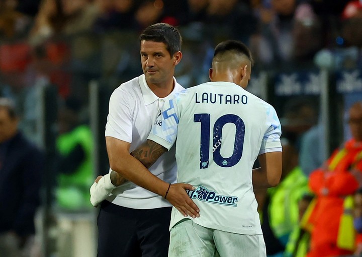 Chivu y Lautaro Martínez. (Foto: Reuters)