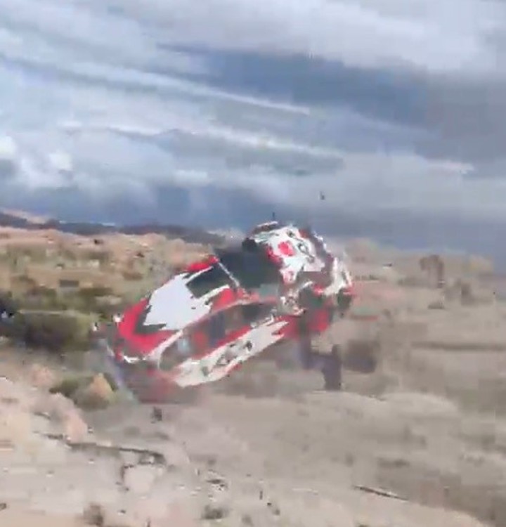 El auto que dio varios vuelcos y terminó impactando contra el público, en el accidente que dejó un espectador muerto en Córdoba.