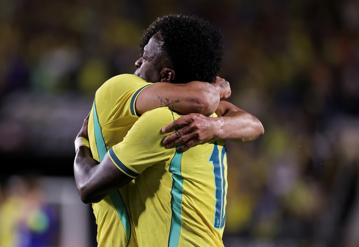 Matheus Cunha y Vinícius Junior en el festejo (EFE).